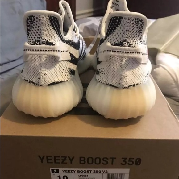 Yeezy Boost 350 V2 ‘Zebra' - Picture 3 of 5